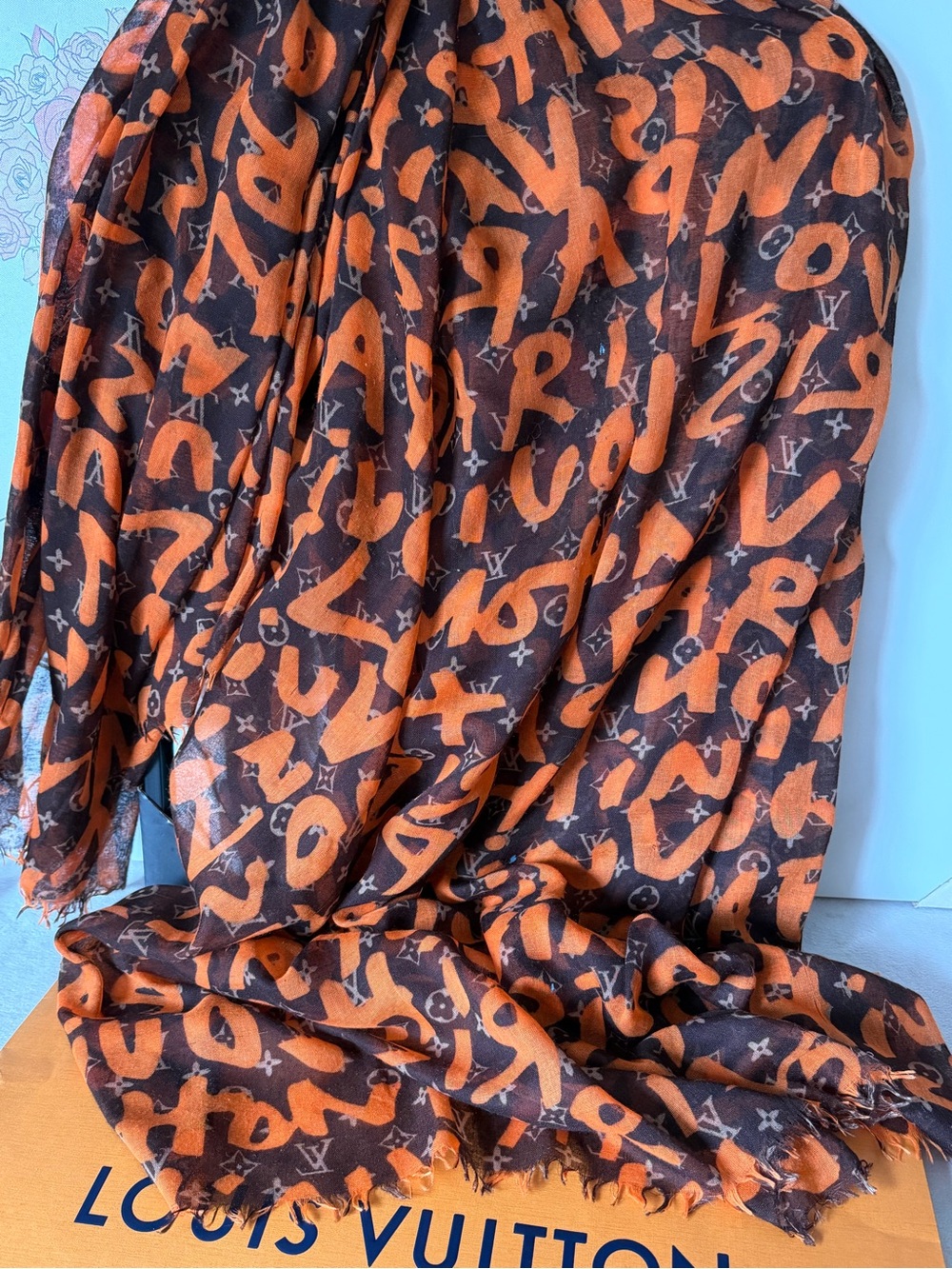 LOUIS VUITTON Graffiti
Brown Monogram Orange Large Scarf
Shawl